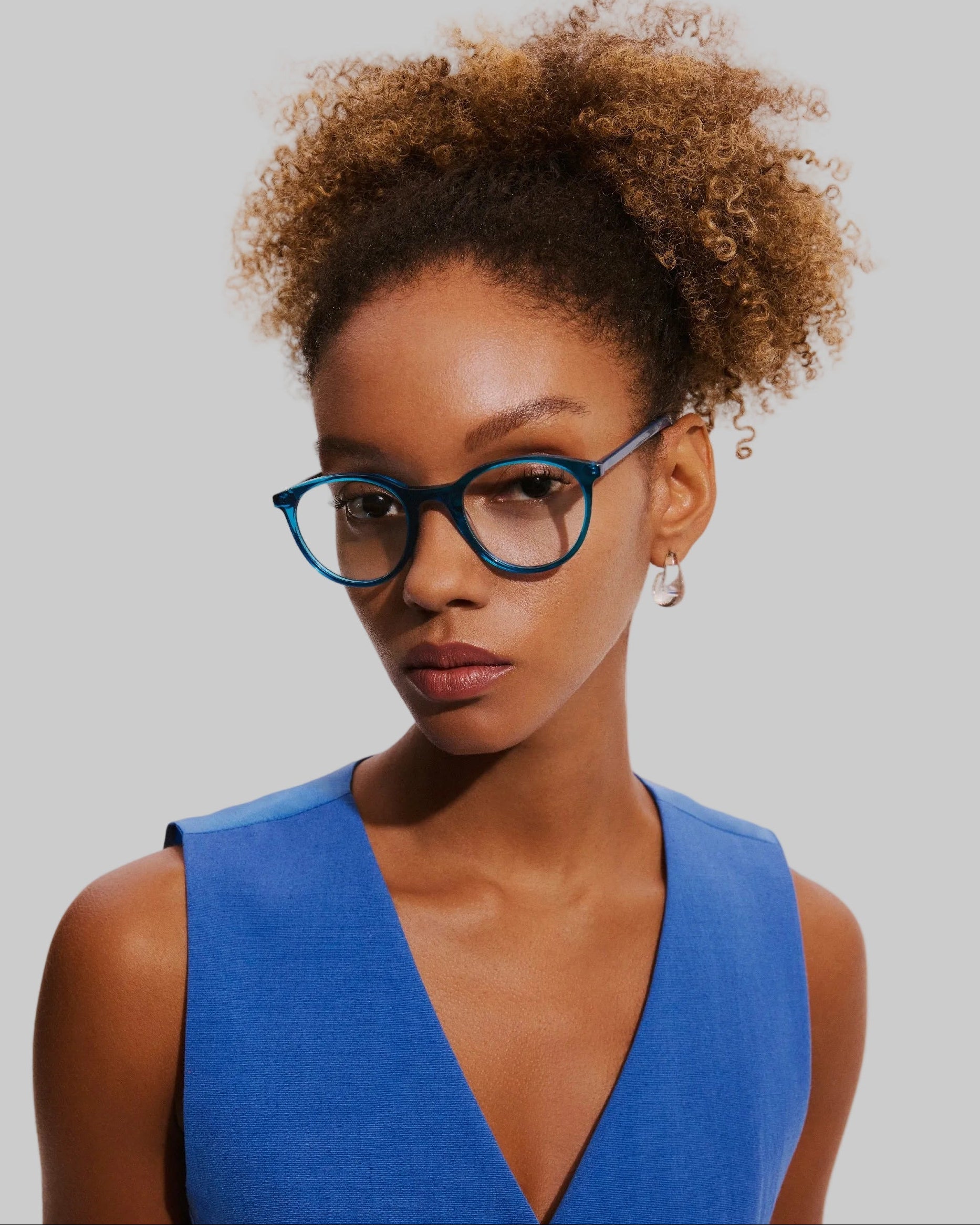 Fashionable women’s prescription glasses with lightweight frames